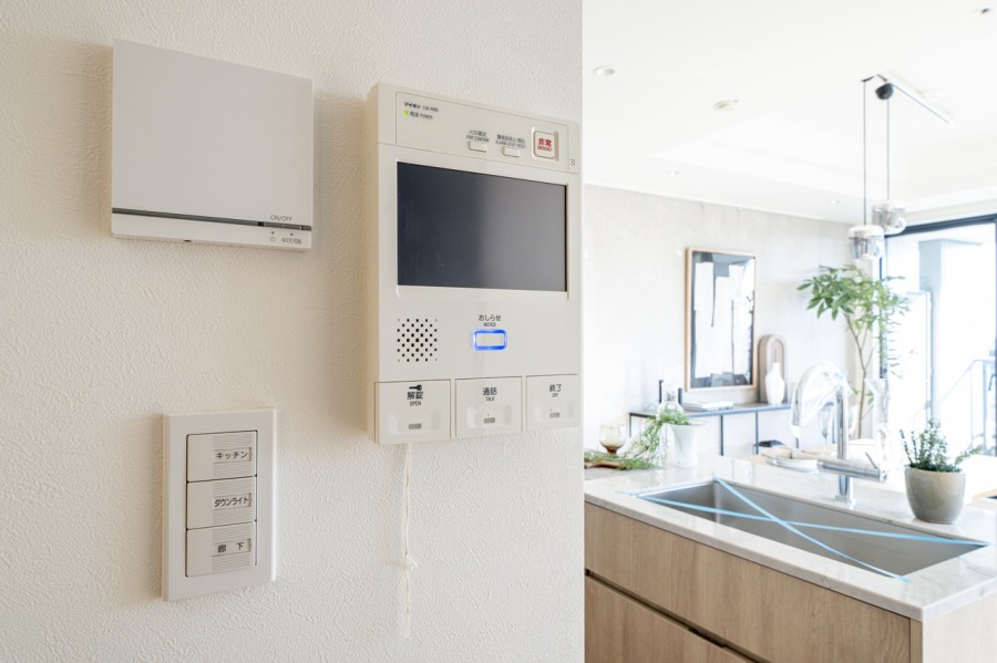 ◆TVモニター付インターホン◆訪ねてきた相手をモニター越しに確認でき、防犯対策に役立ちます。インターホン越しに話をすることが可能です。