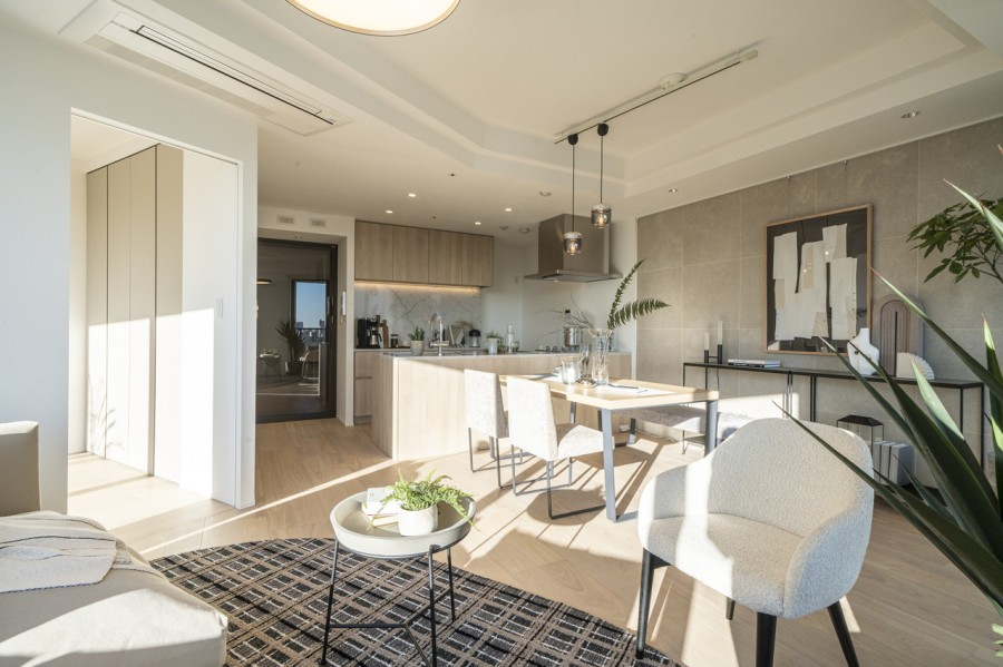 心地よい時間が流れ、明日への活力を養うことができる居心地の良いリビングダイニングキッチンです。めいっぱいの開放感を手中に、穏やかな空気が流れるお部屋です。