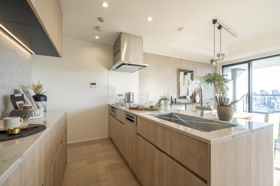 ガラストップを採用した美しく、お手入れのしやすいキッチンです。先進と開放の豊かな共存を満喫できる空間です。