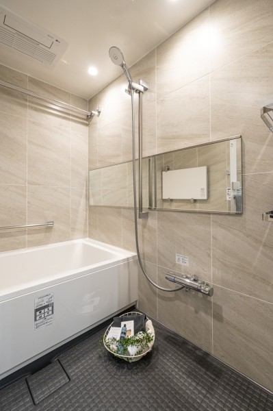 ゆったりとしたバスタブで毎日のお風呂時間を心ゆくまで楽しめます。暖房・涼風・換気・乾燥機能付きで1年中快適なバスタイムをお楽しみいただけます。