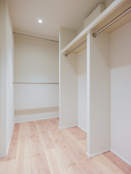 廊下部分に頼もしい収納力を誇るウォークインクローゼットを備え付けました。衣類はもちろんキャリーバッグやオフシーズン家電も収納可能です。荷物はたっぷりしまい居室部分は広々とお使いいただけます。