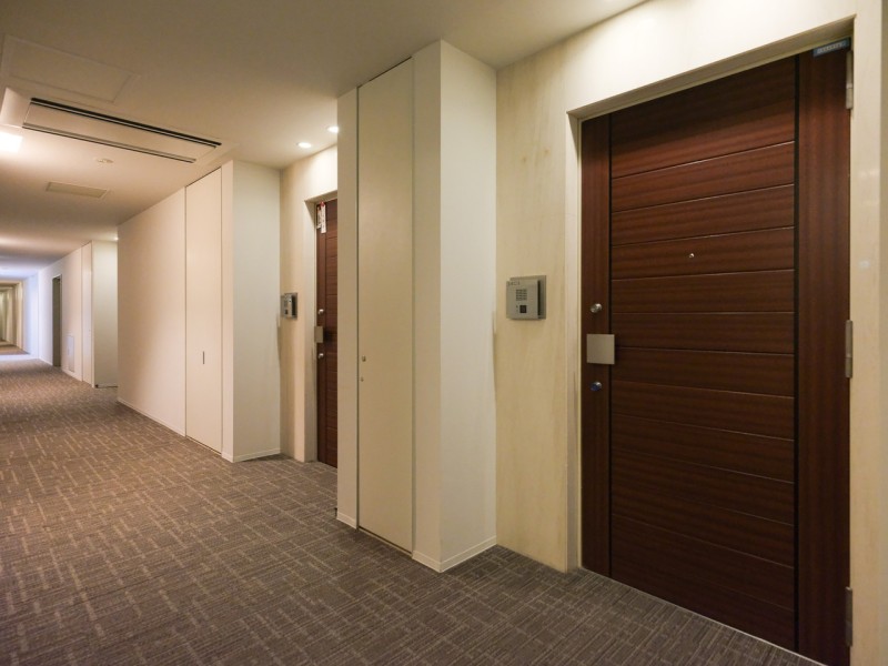 ラグジュアリーな雰囲気の内廊下は、住む方に高い満足感を感じていただけます。外気の影響を受けにくく、プライバシーも守られやすいです。