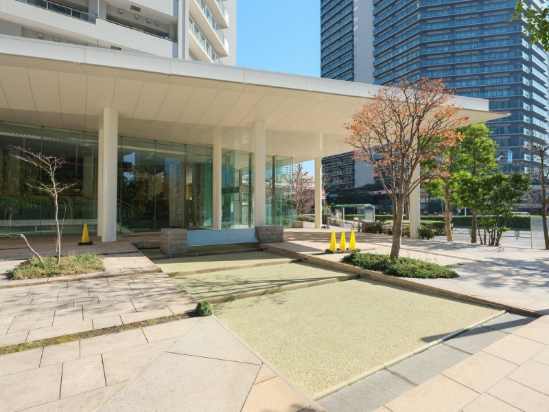 心安らぐ植栽が施され、毎日気持ち良く出入りできるエントランスです。都心における凛とした存在感を主張するエンブレムが出迎えてくれます。