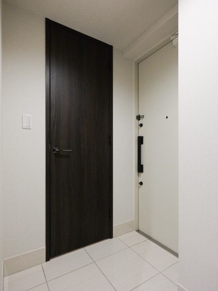 大容量なシューズインクローゼットが備え付けなので、毎日すっきりした玄関を保てます。白を基調とした清潔感のある玄関です。