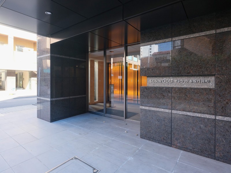 上質な居住空間へやさしく誘うエントランスです。奥行きがあるエントランスは住まう人々のプライバシーを確保しています。