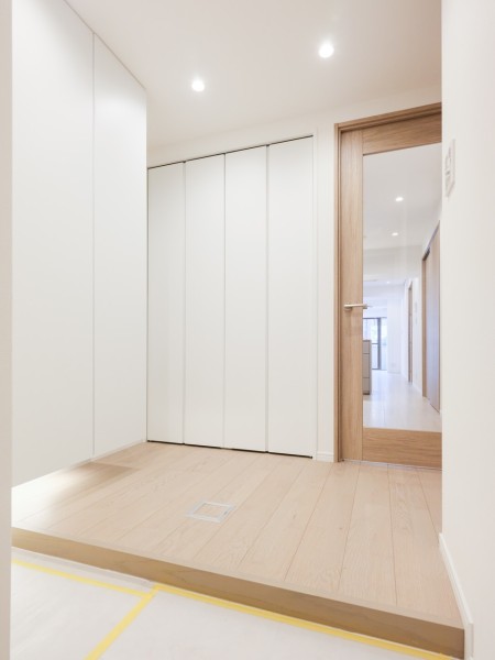 フットライトと人感センサーライトを設置した玄関です。廊下収納もたっぷりあるので、日用品や非常災害備蓄品のストックなど収納していただけます。