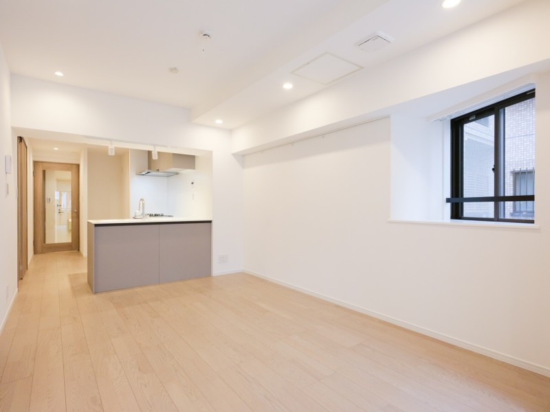 ホワイトの壁紙やライトベージュのキッチン面材など、ナチュラルな優しい雰囲気のお部屋で、どんな家具とも馴染みが良くお好みのインテリアや小物で演出できます。