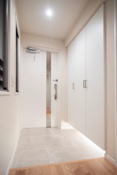 フットライトと人感センサーライトを設置した玄関です。収納力のあるシューズボックスも備え付けました。