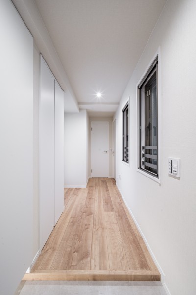 廊下にも収納があるので、玄関をすっきり保てます。