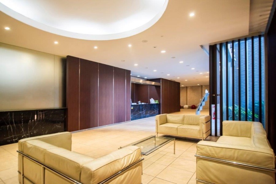 来客や待ち合わせに便利な明るいロビーです。コンシェルジュサービス付きです。