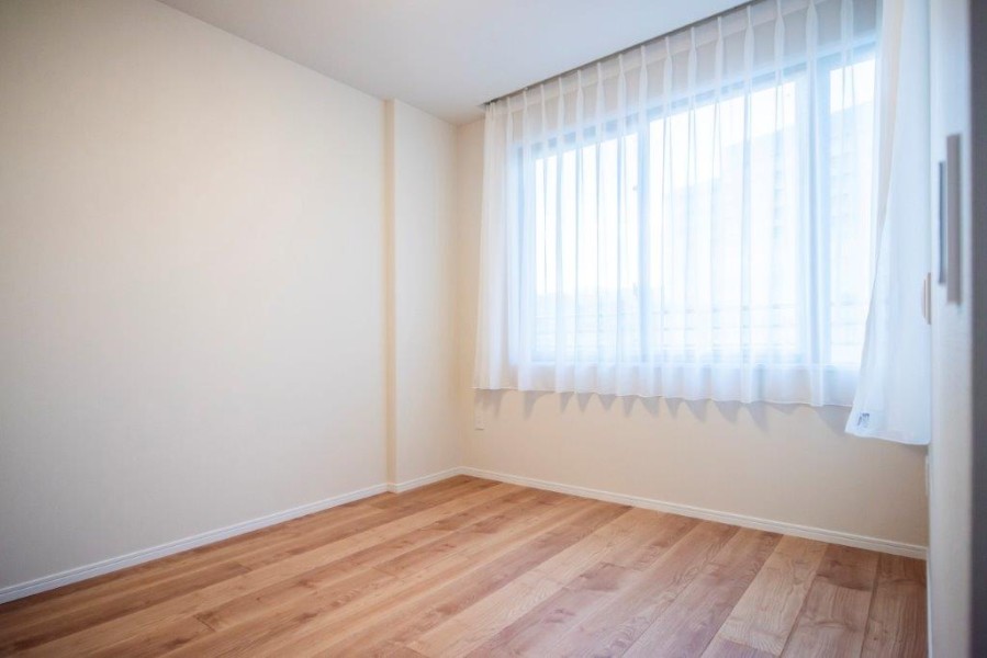 洋室1は廊下からアクセスするプライベートルーム。クローゼットがあるので、居室部分を余すことなく使えるよう、住まう人を思った工夫が施されたお部屋です。