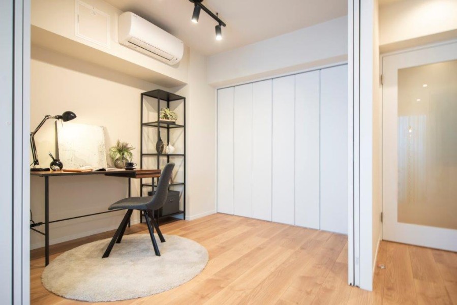 書斎などにちょうど良いサイズの洋室3です、エアコンを新規に設置しており、快適に過ごせます。