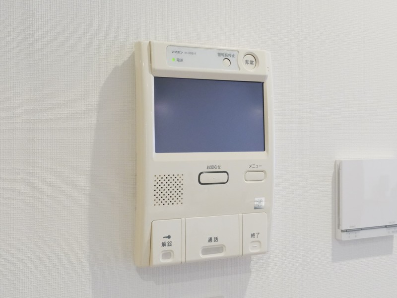 ◆TVモニター付インターホン◆訪ねてきた相手をモニター越しに確認でき、防犯対策に役立ちます。インターホン越しに話をすることが可能です。