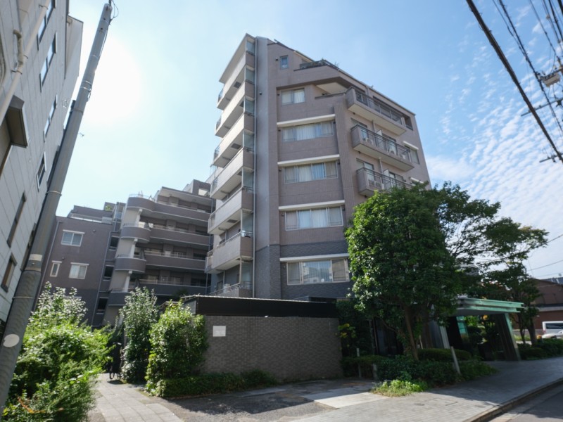 3路線3駅が利用できる立地でアクセス便利な住環境です。明治神宮や代々木公園の緑にも恵まれたグレードの高いマンションです。