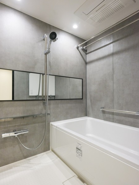 1418サイズのゆったりとしたバスルームで毎日のお風呂時間を心ゆくまで楽しめます。雨の日の衣類乾燥に便利な浴室乾燥機も搭載しています。