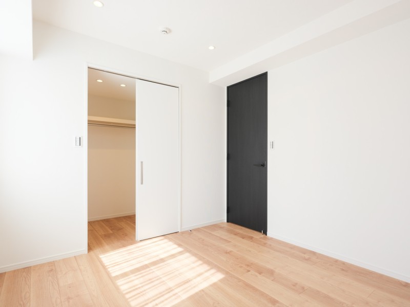 洋室1には間口の広いクローゼットを備え付けています。居室部分を広々とお使いいただけるので、主寝室にぴったりです。