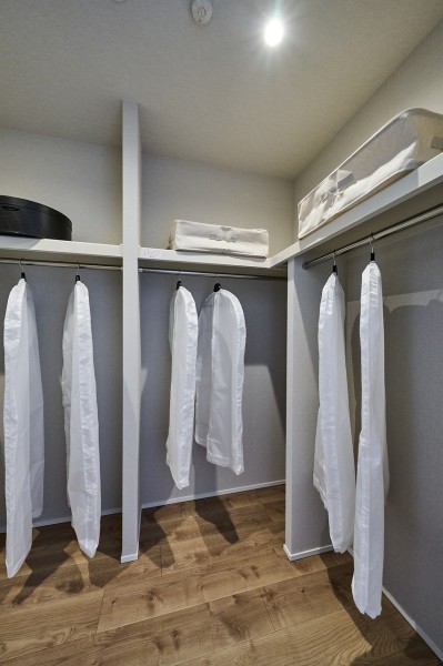 洋室1：間口の広いクローゼットがあるので、かさばりやすいアウターなどのお手持ちの衣類をたっぷり収納できそうです。