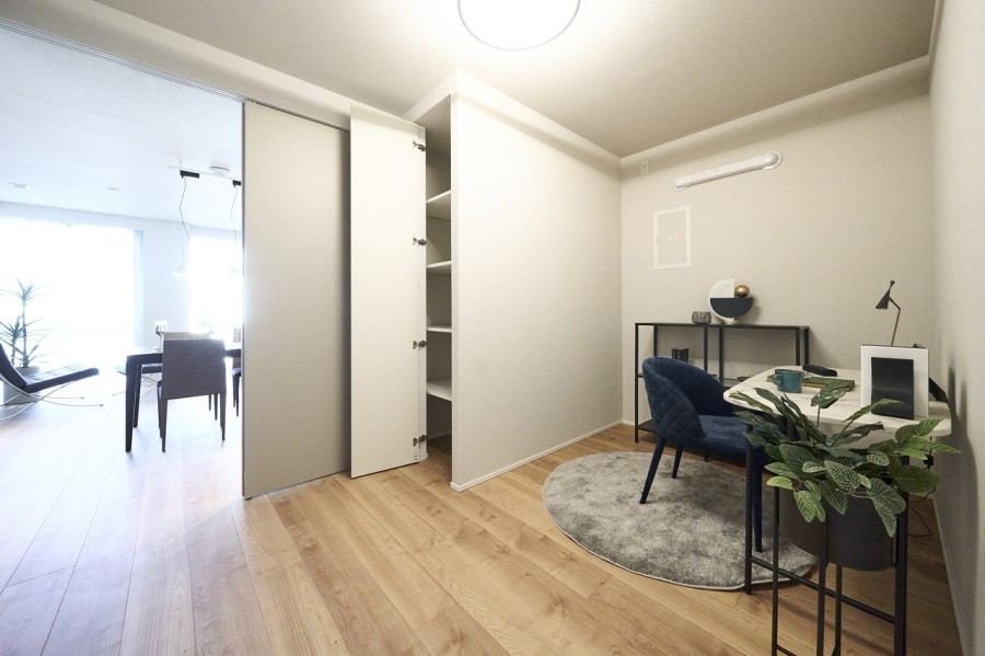 リビングに隣接した洋室3です。普段は引き戸を開放し拡張リビングとして使ったり、来客時は引き戸を閉めてプライベート空間を隠したり、フレキシブルにお使いいただけます。