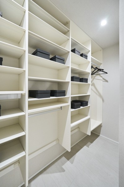 大容量なシューズインクローゼットが備え付けなので、毎日すっきりした玄関を保てます。荷物があっても安心して出入りができます。