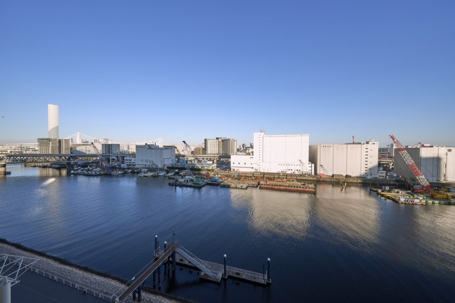 バルコニーからの眺望です。レインボーブリッジと運河が一望できるので、夜の景色も楽しみですね。胸のすくパノラマビューに凛とした空気が流れ込みます。