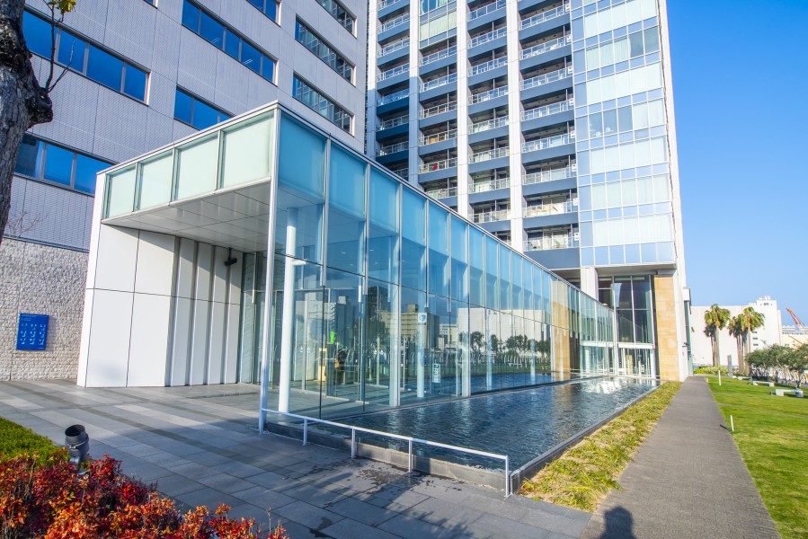 水の音が心地よいエントランスです。スタイリッシュに加え質感があり機能的な空間。ワンランク上の暮らしが叶うハイグレードな住まいです。