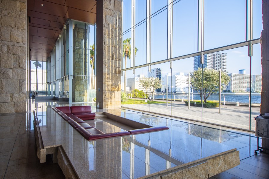 華やかさと重厚感を併せ持つエントランスロビーには、開放的な外の景色を眺めることができるソファが設置されています。