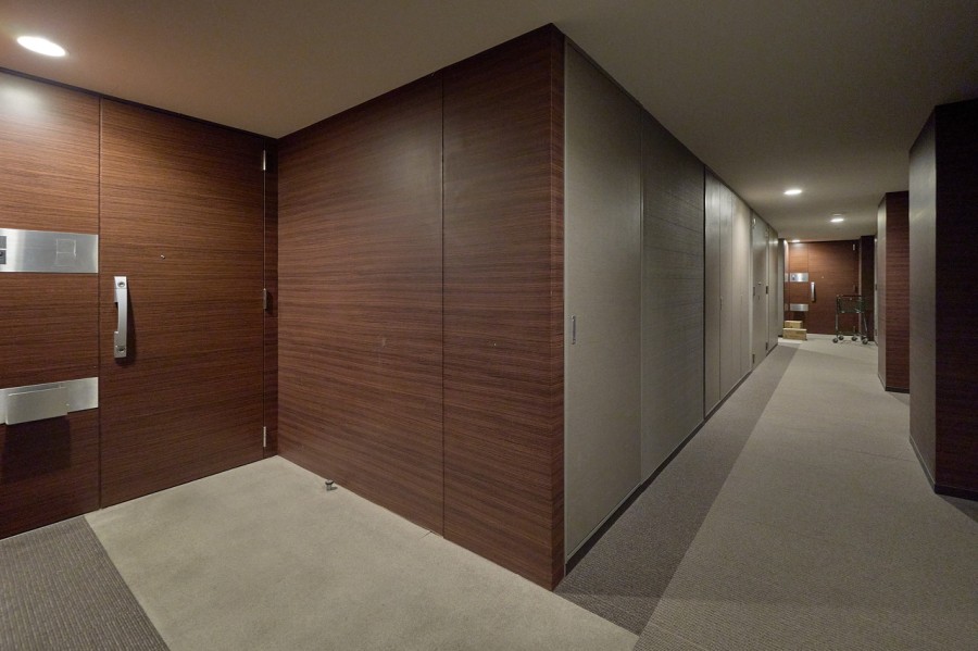 エレベーターを降りてお部屋へと続く廊下は、ホテルライクな内廊下設計です。外気の影響を受けにくく、プライバシーも守られやすいです。