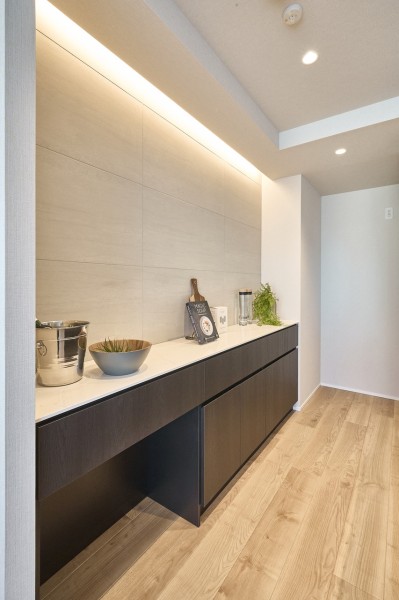 キッチン背面には収納豊富でカウンタースペースも広いカップボードがあります。お部屋の雰囲気に溶け込む、インテリアの一部のようなオープンキッチンです。