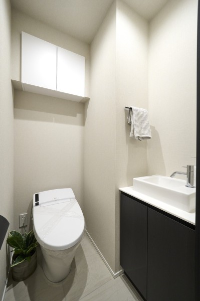 手洗い場付きのレストルームには、スタイリッシュなタンクレストイレを備え付けました。シンプルで安らぎが宿るレストルームです。