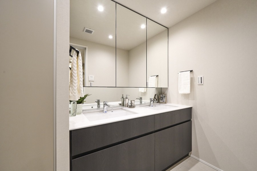 洗面化粧台は、キッチンと同じく田中工藝製で上品さが宿ります。頼もしい収納棚を備え付けたので、細々したものが多くなる洗面室もすっきり保てそうです。