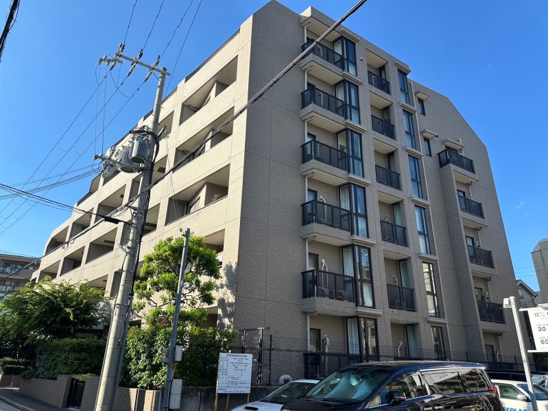 JR芦屋駅から４分、阪急線へもアクセス可能の便利な立地です。芦屋駅は新快速が停車しますので、大阪・神戸どちらへもお出かけしやすくなっています。駅前にはお買い物施設や飲食店、金融機関等も充実で住みやすい環境です