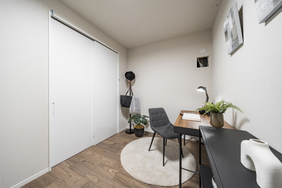 リビングに隣接しながらも、プライベート性の高い洋室2です。引き戸を開放し友人との楽しい時間を過ごしたり、ご家族との時間をお過ごしいただけます