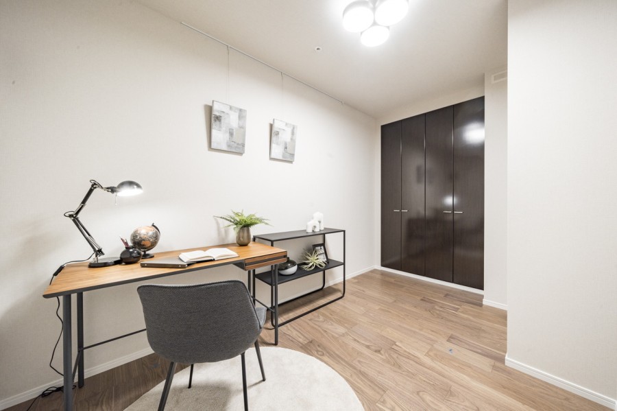 洋室2はシンプルな内装になっていますので、インテリアや小物でお好きなテイストに演出して頂けます。子供部屋や書斎などにおすすめです。