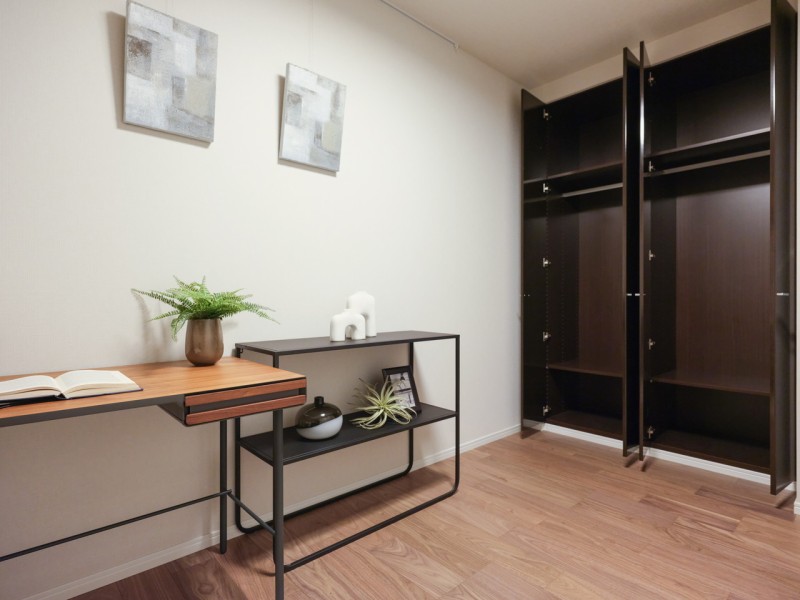 洋室2の収納は、ハンガーパイプに枕棚、しっかりとした奥行きがあるクローゼットです。お洋服や小物類も収納しやすくなっています。