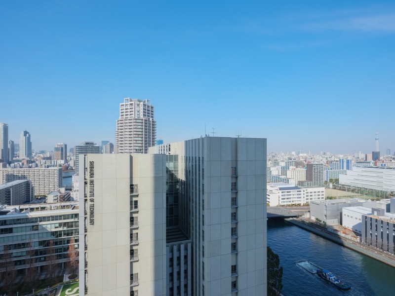 都心の刺激を間近に、ビル群の隙間からのぞく青々とした空を望める眺望です。遠くまで広がる大空が堪能でき、高層階ならではの眺望をお楽しみいただけます。