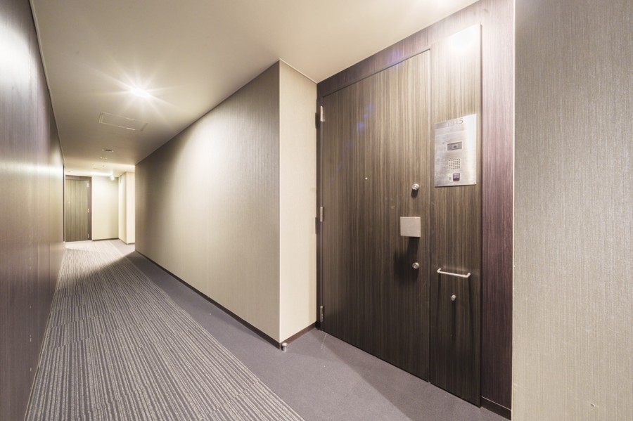 エレベーターを降りてお部屋へと続く廊下は、ホテルライクな内廊下設計です。外気の影響を受けにくく、プライバシーも守られやすいです。
