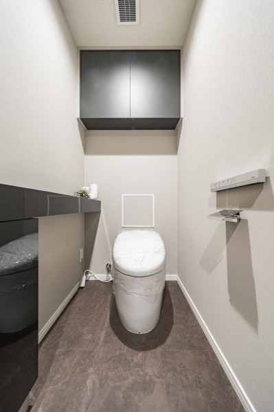 シックでまとめられたレストルームは安らぎのスペースです。カウンターや吊戸棚、手洗い場など有効的に使えそうな設備を設置。毎日使う場所だからこそ、清潔感と使いやすさを考慮した空間です。