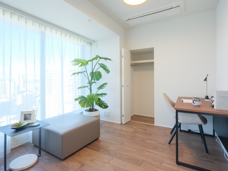 リビングに隣接した洋室3はお部屋全体がまとまりのあるお洒落な空間に統一しやすいお部屋です。プライバシーを保護しながらも、家族とのコミュニケーションをしっかりとれるので、子供部屋にもおすすめです。