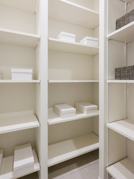 靴やブーツなどをたっぶり収納できるシューズインクローゼットです。豊富な棚付きでシューズはもちろん、アウトドアグッズや雨具なども収納可能です。