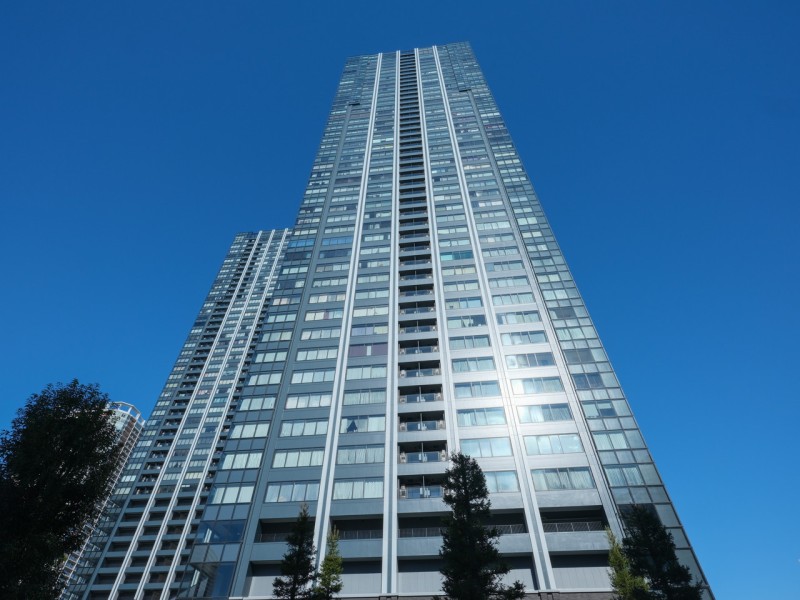 都心と海を感じながらリバーフロントのゆったりとした贅沢な暮らしが叶います。水辺の暮らしを満喫できるラグジュアリーな48階建てタワーマンションです。