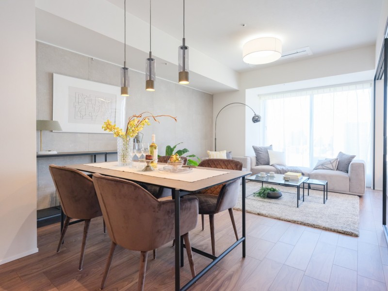 41階の窓からたっぷりと自然光が降り注ぐ、開放的なリビングダイニングキッチンです。リュクスな暮らしが叶うリビングは木の温もりと上質感を味わえるお部屋です。