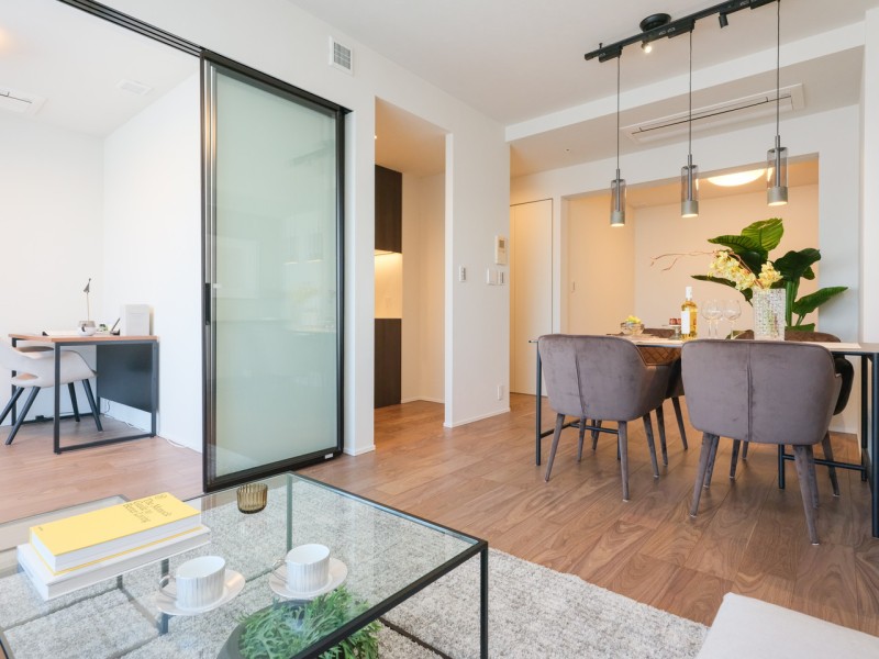 お部屋は自然の優しい温もりを添えた居心地の良い内装に仕上がりました。どんな家具とも馴染みの良い内装で、インテリアを考えるだけで胸が高鳴ります。床暖房付きで1年中快適にお過ごしいただけます。