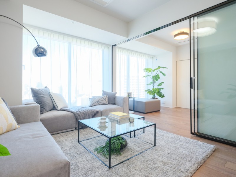 心がほっとする陽光が注がれるリビングダイニングは、開放感と安らぎを享受したのびやかな住空間です。ご家族団らんのひとときを大切に、より快適にお過ごしいただけます。