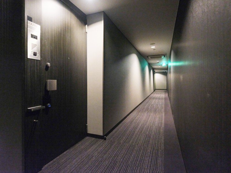 エレベーターを降りてお部屋へと続く廊下は、プライバシーも守られやすい、ホテルライクな内廊下設計です。ラグジュアリーな雰囲気の内廊下は、住む方に高い満足感を感じていただけます。