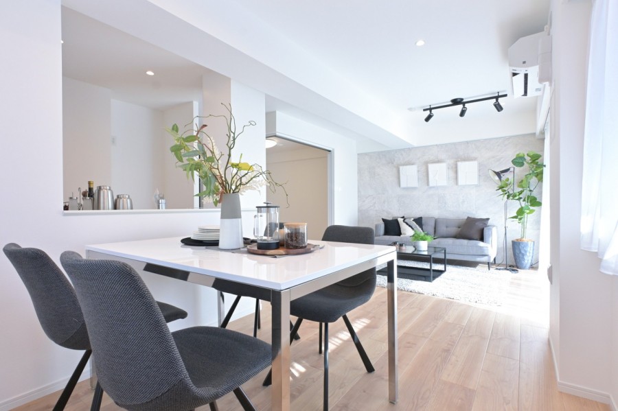 約17.1帖の贅沢な広さのリビングダイニングは、白を基調とした明るくシンプルで洗練された佇まいを感じさせるお部屋です。南向きのお部屋は、あたたかな光が降り注ぎ穏やかな時間を纏う心地よい空間です。