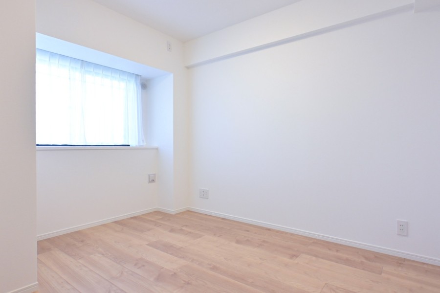 穏やかな自然光が注がれる洋室2です。静かに集中して作業や課題に取り組めるワークスペースや子供部屋におすすめです