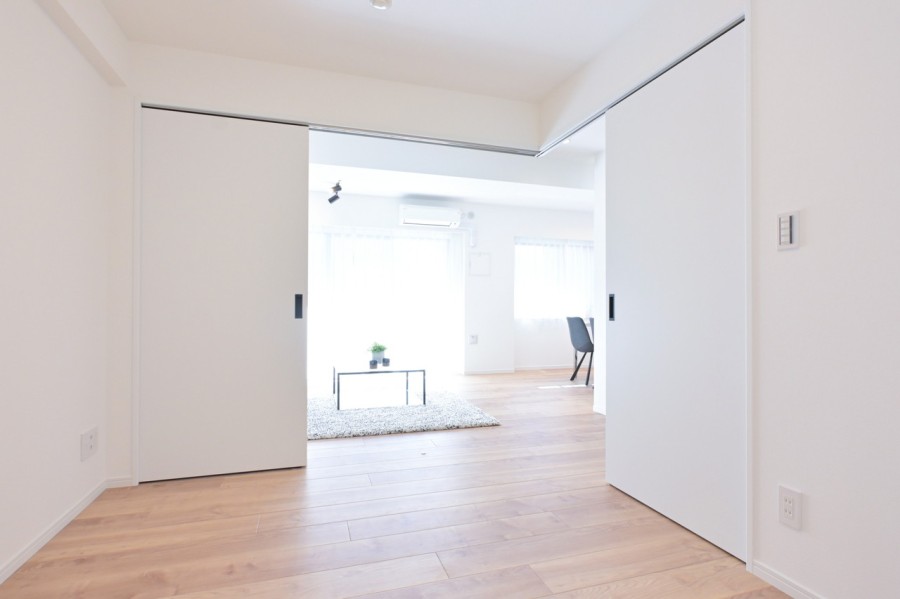 洋室3には開口部が広い扉を採用しました。開放感や視覚的な広がりを演出できる空間です。クローゼットがついていますので、お部屋をスッキリとお使いいただけます