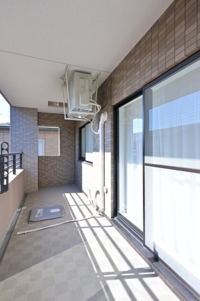 南向きでリビングダイニングに繋がるバルコニーです。大きな窓とゆったりとしたバルコニーがお部屋の中に優しい光と風を運んでくれます。お洗濯物も気持ちよく干して頂けます