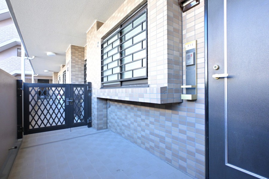 ポーチ付きの玄関はプライバシーが守られ、まるで戸建ての門構えのような印象を与えることができます。マンションの外観を守りながら、住まう人の個性を出せる空間です