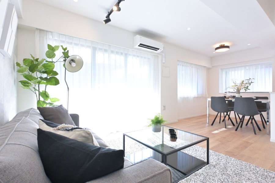 ソファーセットとダイニングセットを置いてもゆったり使えるLDKです。モダンな雰囲気を演出するグレーのアクセントクロスを採用。ピクチャーレールを設置したので、壁を傷つける心配なくアートなどを飾れます。